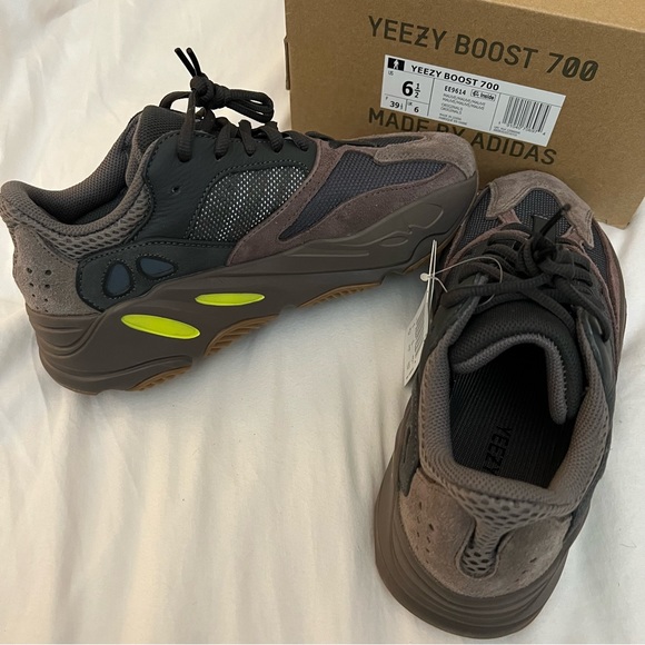 Yeezy Shoes - Brand New Yeezy 700 Mauve. Size 6.5 (Men)